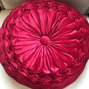 RED VELVET PLEATED THROW PILLOW